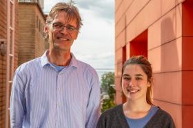 El profesor Michael Ahrens (Ciencias Biologicas y Ambientales) y la pasante internacional Hanna Riegel de WEF NEXUS
