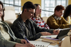Grupo de jóvenes estudiando
