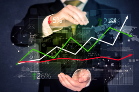 Las manos de un hombre rodean por arriba y abajo un gráfico económico.
