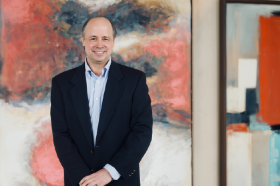 Francisco José Lloreda Mera, nuevo rector de Utadeo, sonriendo en una foto retrato