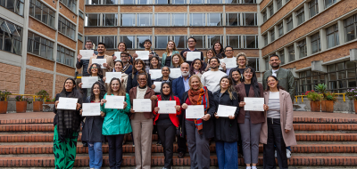 Grupo de participantes de ciudades latinoamericanas con su diploma en Utadeo