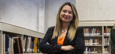 La docente Denisse Grandas de Utadeo en la biblioteca 