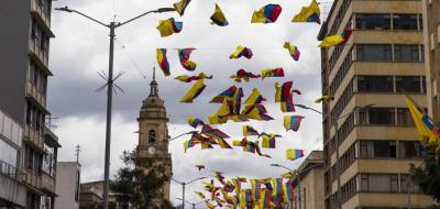 Varias banderas de Colombia por el 7 de agosto en homenaje a la Batalla de Boyacá
