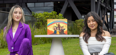 Camila Alejandra Rodríguez y Leidy Johanna Cely con su cartilla 'Pequeños Patriotas'.
