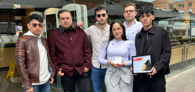 Grupo de Inhouse de Utadeo con el Oro de los premios Effie Collage 2025