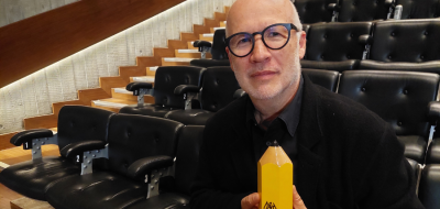 El publicista Juan Pablo Rocha con su premio Lápiz Amarillo