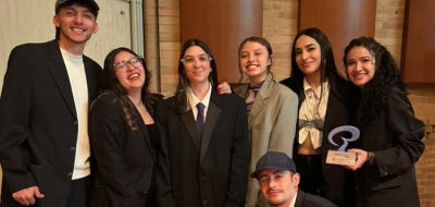 Grupo de estudiantes de Publicidad de Utadeo celebrando su Oro de los Premios El Boom