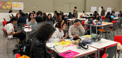 Estudiantes de Diseño Gráfico trabajando durante la hackathon Entorno Centro