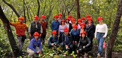 Profesores e investigadores en salida de campo de análisis de reforestaciones