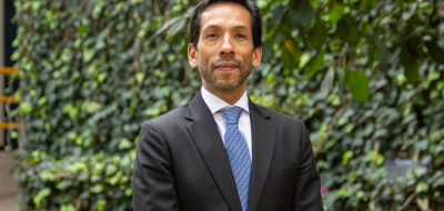 Foto frontal de Óscar Granados, director del Área Académica de Negocios de UTadeo