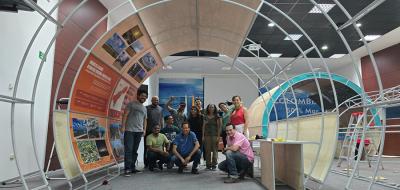 Equipo de trabajo reunido bajo la Estructura Museal Itinerante