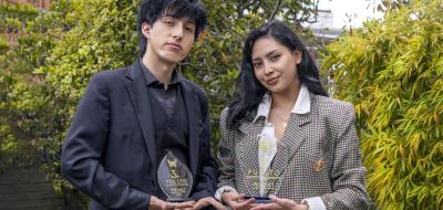 Los tadeístas Laura Flórez y Cristian Pinzón con sus premios Mario Hernández