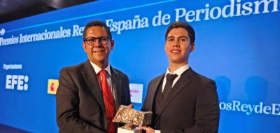 Profesor Óscar parra con el premio Rey de España.