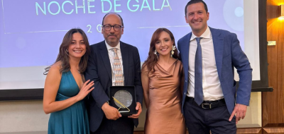 directivos recibiendo premio