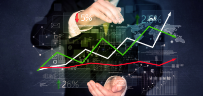 Las manos de un hombre rodean por arriba y abajo un gráfico económico.