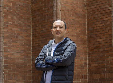 Profesor Carlos Arango en la entrada de Arcos