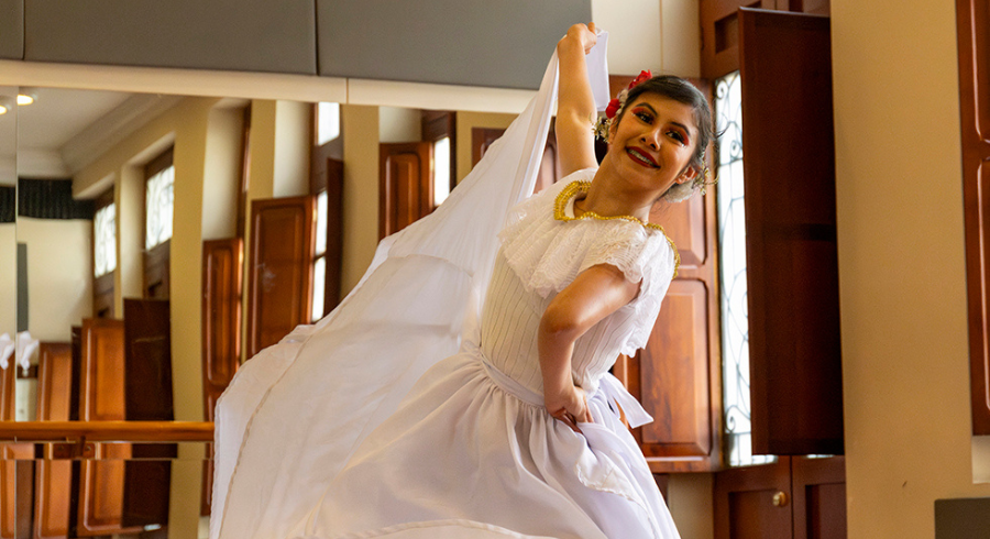 Estudiante tadeísta bailando en un vestido blanco durante las audiciones del Encuentro de Intérpretes de Danza