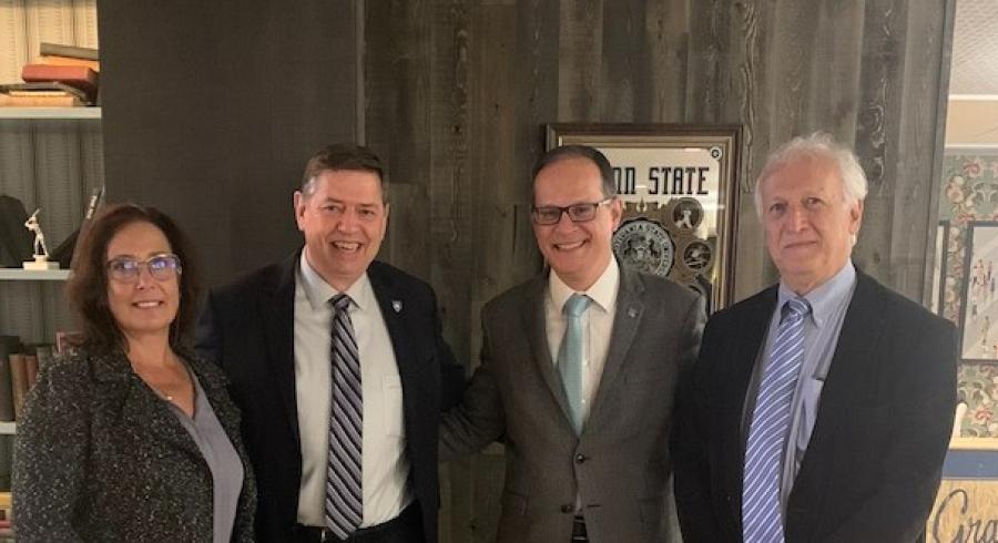 Siela Maximova, Roger Brindley de Penn State University, junto a Andrés Franco Herrera, vicerrector Académico de la universidad Jorge Tadeo Lozano e Isaac Dyner Rezonzew, decano de la Facultad de Ciencias Naturales e Ingeniería de Utadeo.