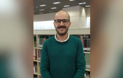 Foto frontal de Felipe Beltrán Vega en la biblioteca de Utadeo
