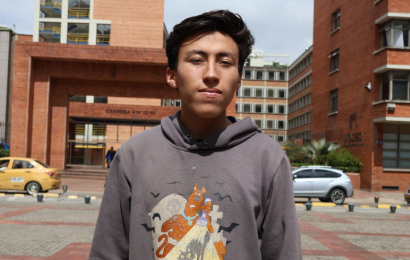 Foto de Miguel Ángel Arévalo Franco con los arcos de Utadeo de fondo