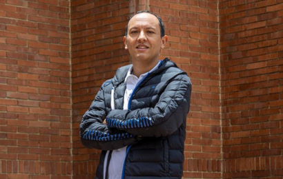 El profesor Carlos Andrés Arango posando de brazos cruzados