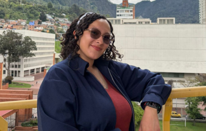 Foto de Sara Lucía Patiño Pérez con el Módulo 16 y los Arcos de Utadeo de fondo